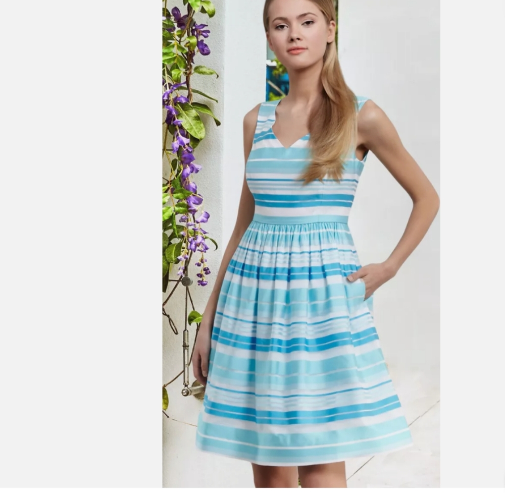 Lilly Pulitzer Kiera dress in size 4, turquoise wrapping design, 2 Pockets